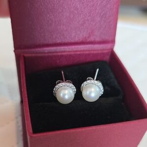 Elegant Silver(925) Pearl Stud Earrings.Brand New.